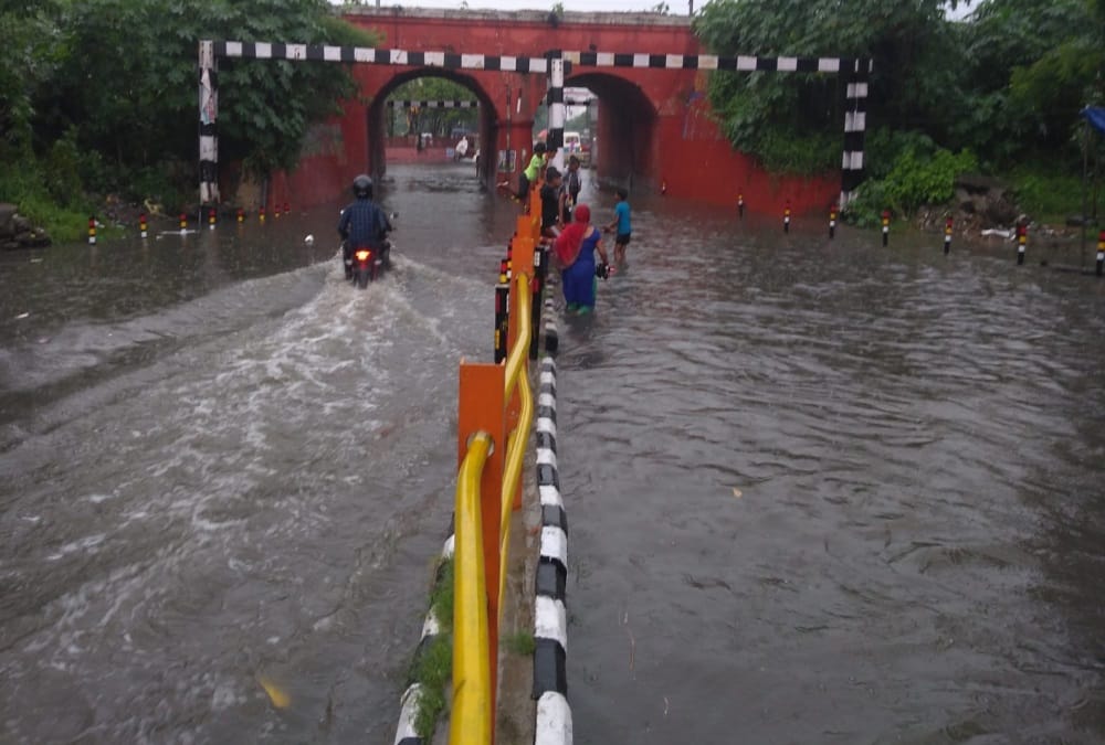 Uttarakhand Monsoon Update Today: Car swept after Ganga water level Increased in Haridwar photos