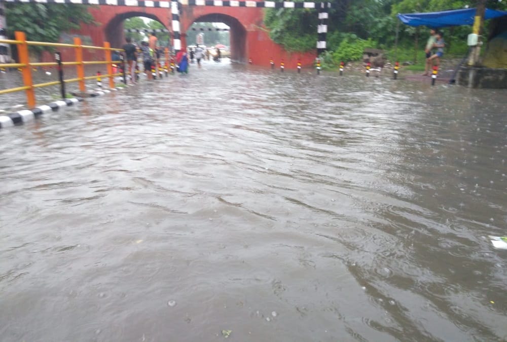 Uttarakhand Monsoon Update Today: Car swept after Ganga water level Increased in Haridwar photos