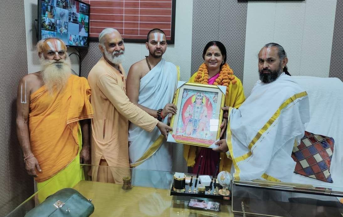 The saints of the pilgrimage town honored the mayor