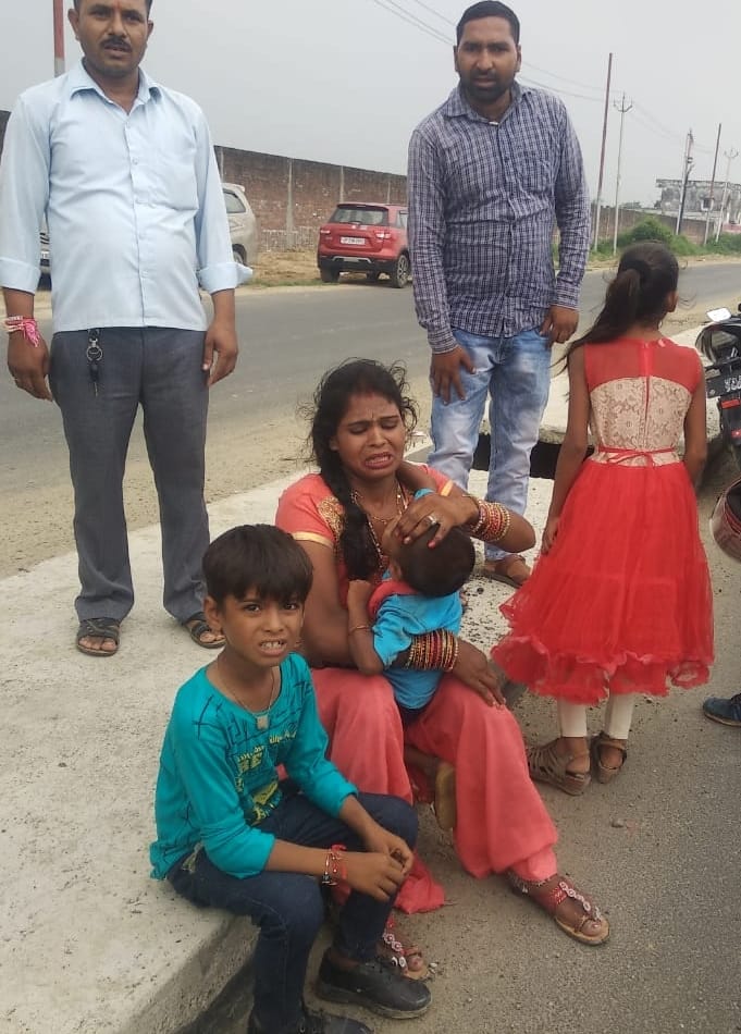 Woman clashed with miscreants running away after looting the coil on the highway