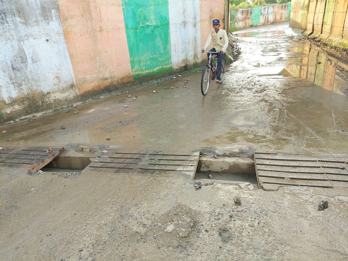Sonbhadra: Danger of accident due to open drains in underpass, water logging disturbs pedestrians