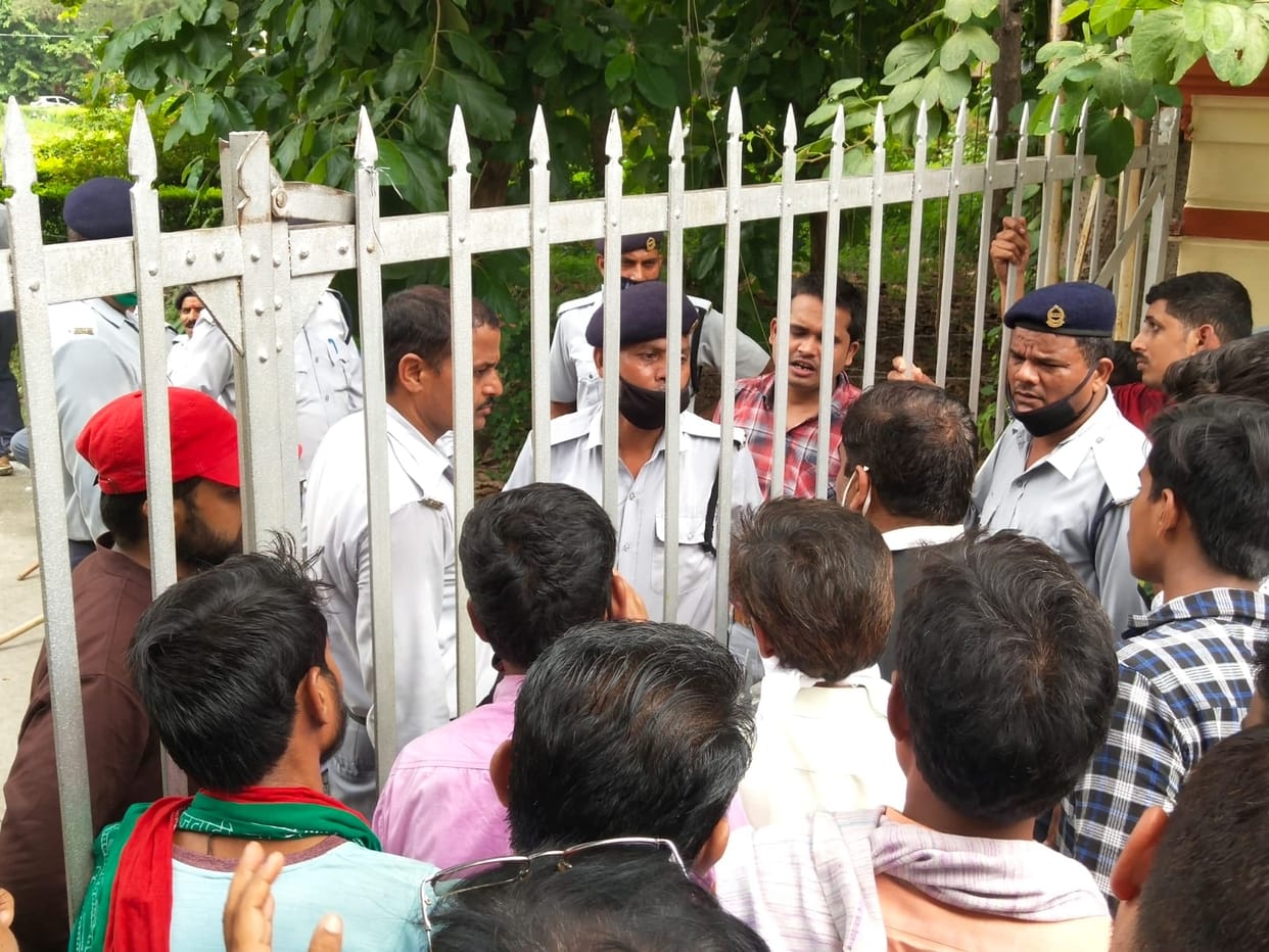 Uproar over admission process in CHS in BHU parents accused disturbances in e lottery