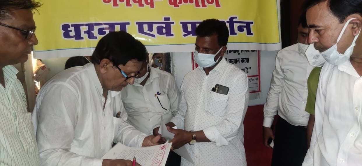 picket at dios office