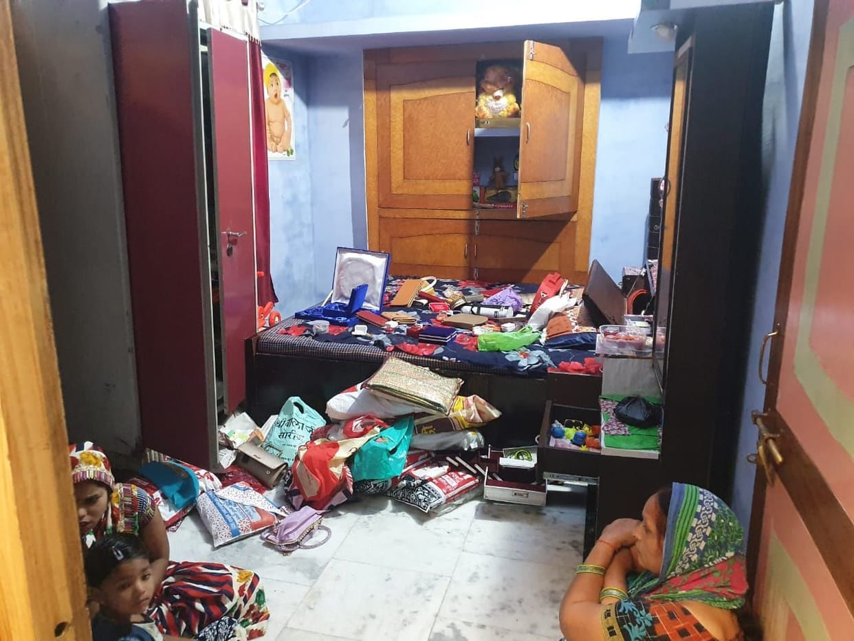 Theft of 20 lakh rupees by opening the locks of the businessman's house