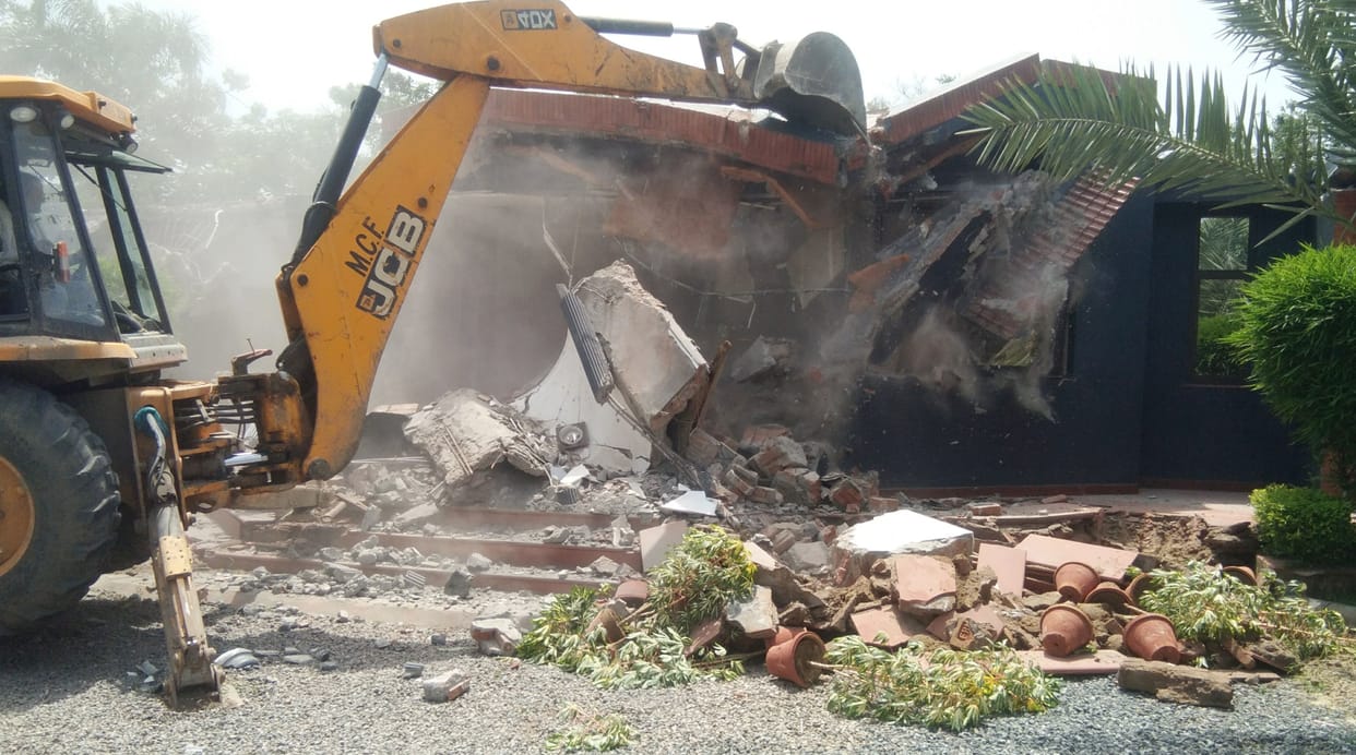 Forest Department team broke a farm house in Anangpur village