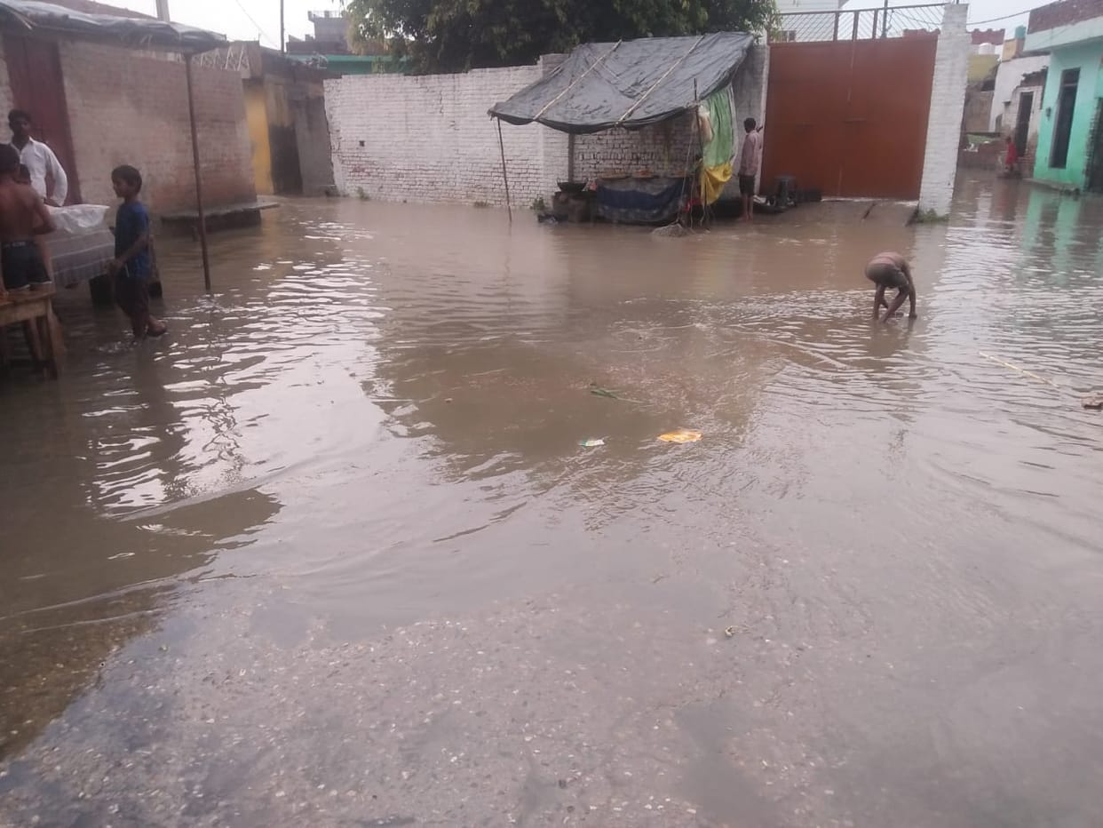 Rain water filled the roads due to non-cleaning of drains in Gunnaur