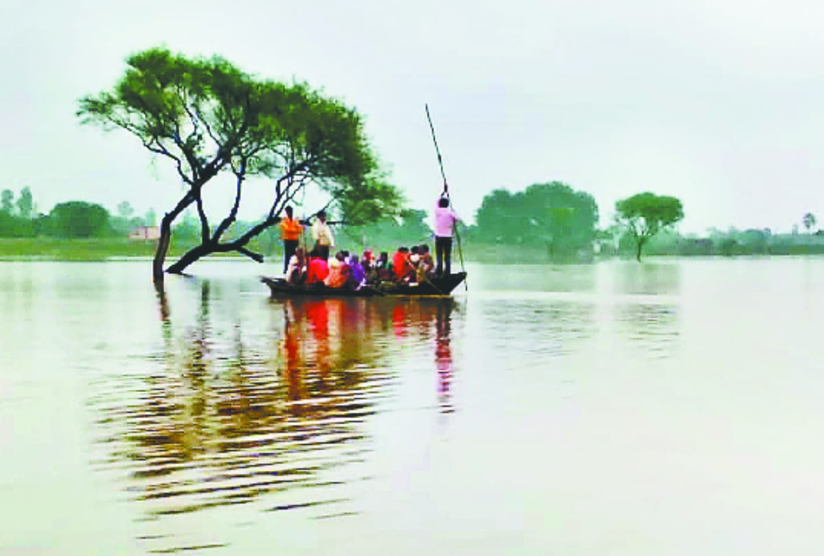 Flood news Villagers in panic due to rise in water level of Ghaghra river in Sant Kabir nagar