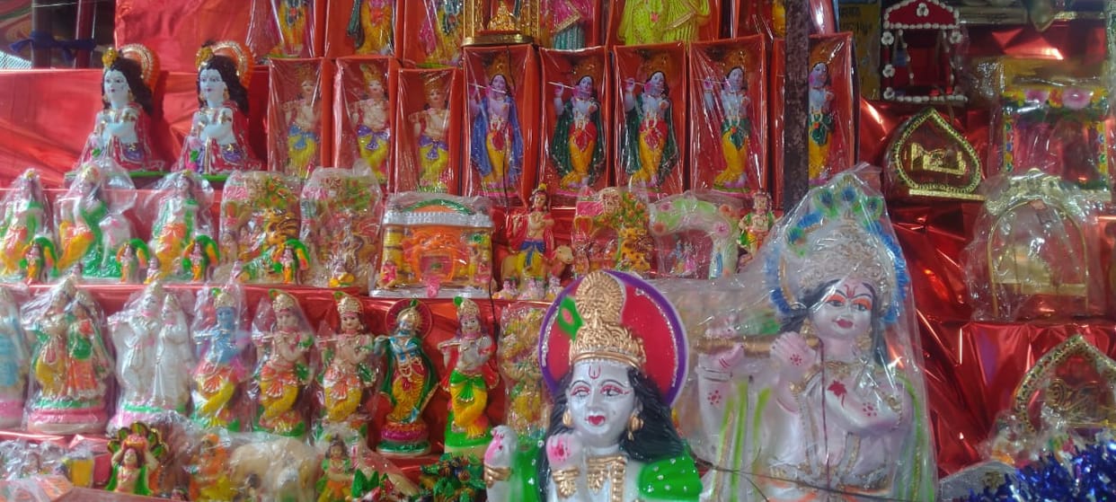 Sonbhadra: There is a buzz in the market regarding Shri Krishna Janmashtami, fancy bed with night suit and mosquito net is special for Kanha