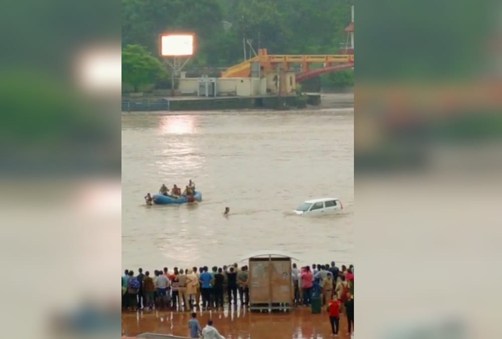 Uttarakhand Monsoon Update Today: Car swept after Ganga water level Increased in Haridwar photos