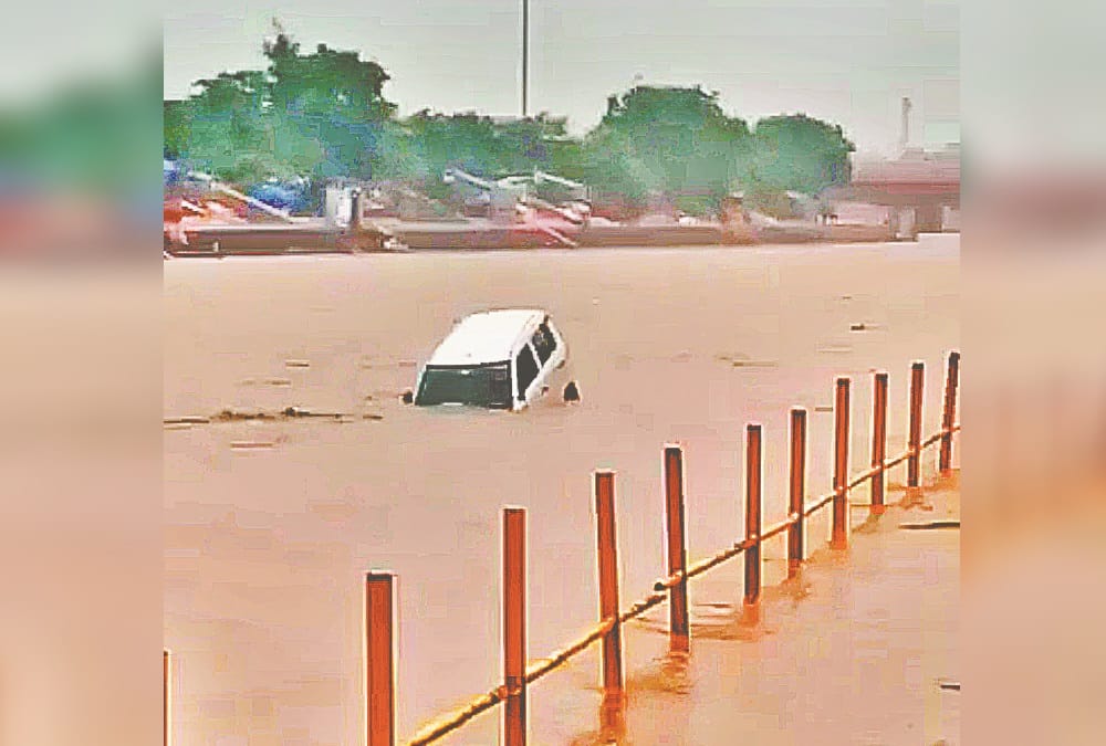 Uttarakhand Monsoon Update Today: Car swept after Ganga water level Increased in Haridwar photos