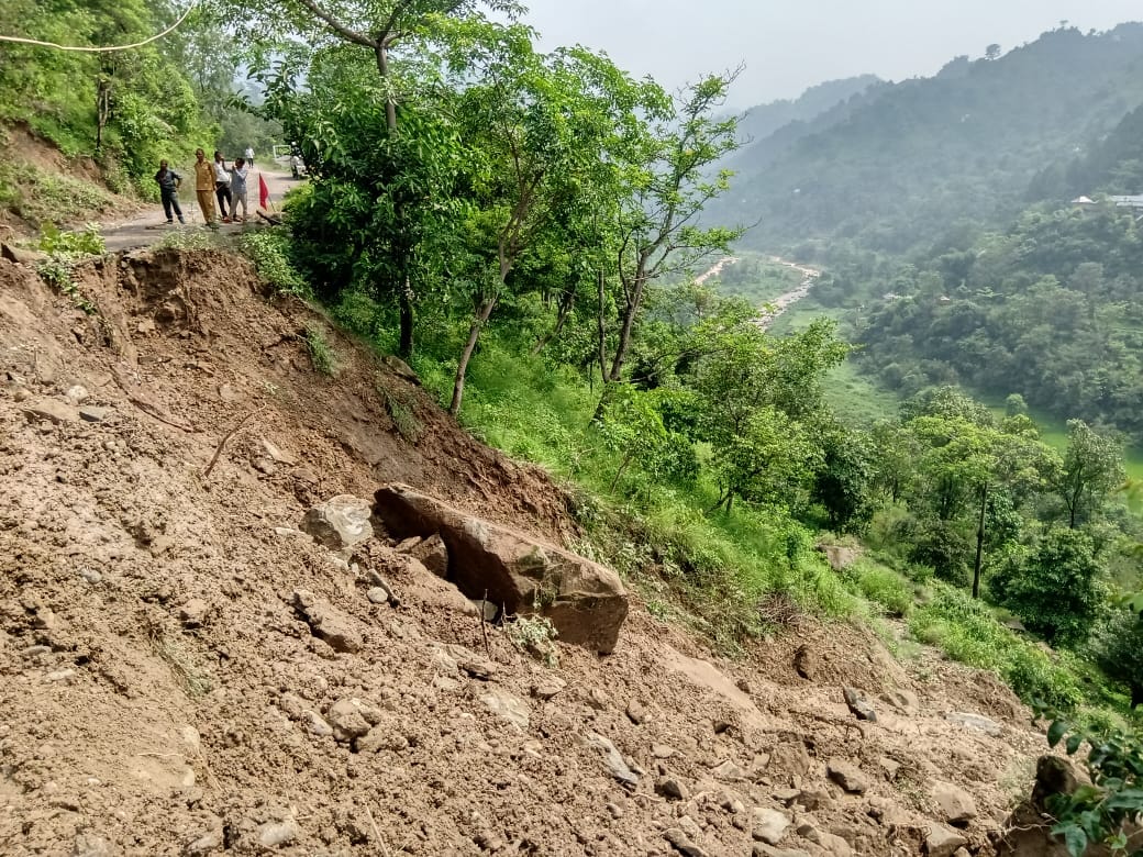 26 roads including Chandigarh-Manali NH due to heavy rain But the wheels stopped, apple plucking and pea sowing were also affected.