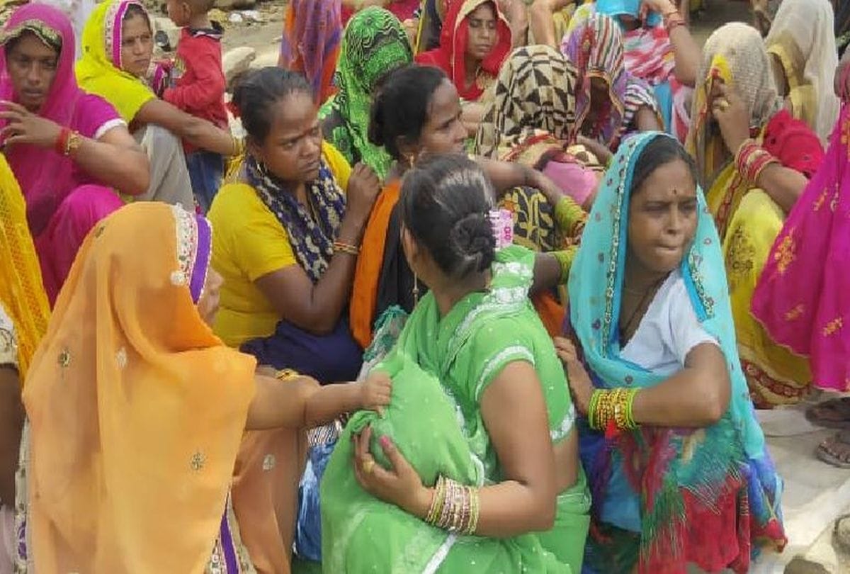 Agra Police Sealed Liquor Shop After Eight Death Due To Drinking Alcohol