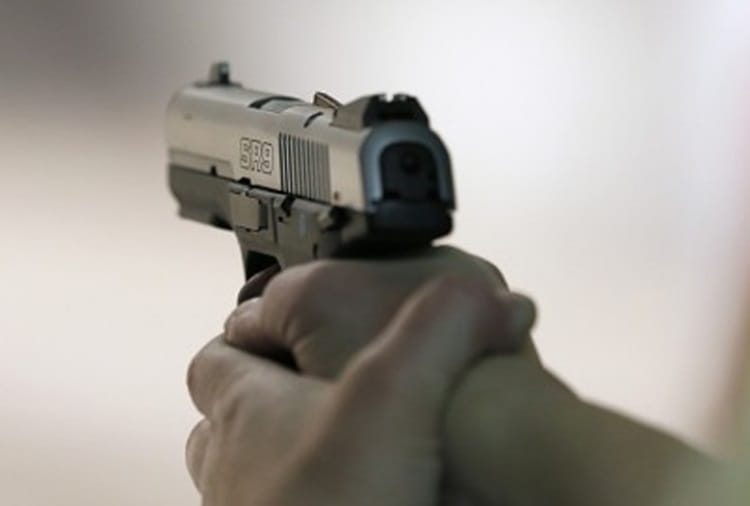 8 thousand rupees snatched by placing a gun on the temple of the ice cream seller