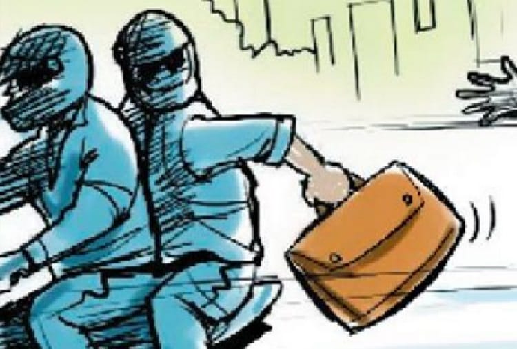 11 thousand rupees snatched by attacking laborers