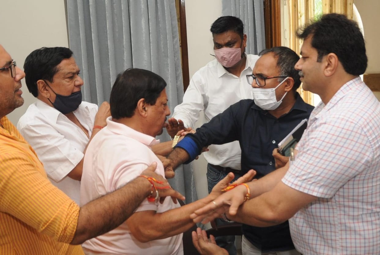 Entrepreneur and executive engineer clash in front of minister