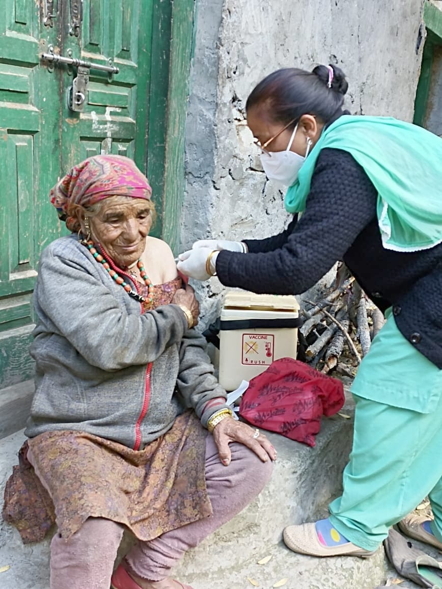 100-year-old Ram Dei got the vaccine done in Mayad