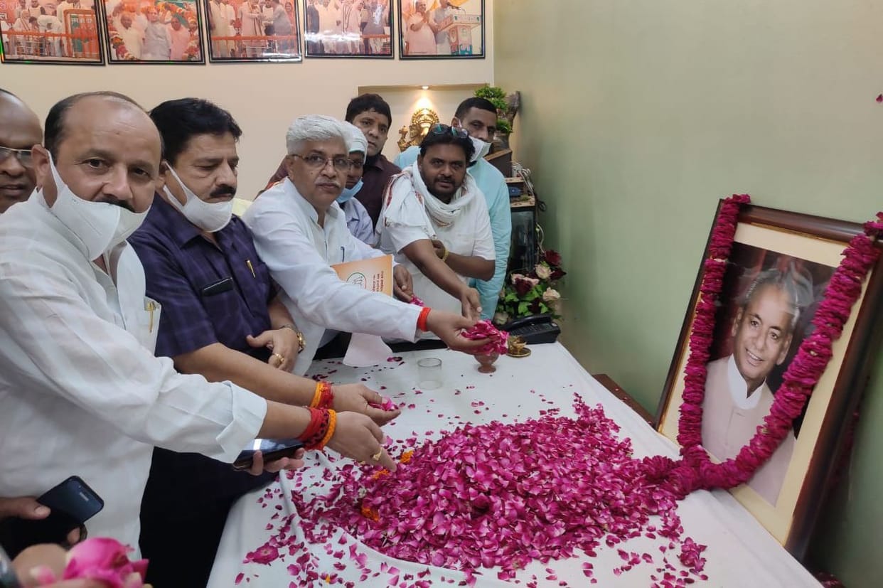 Aligarh: Where Kalyan used to sit, now his picture is there
