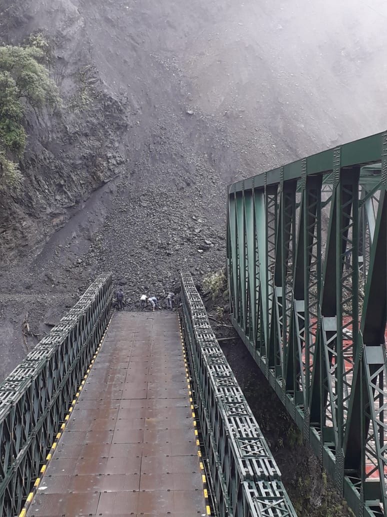 Opened after four days, the highway closed again after five hours