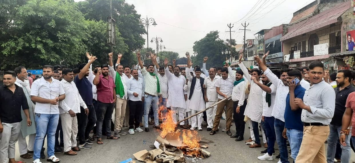 RLD workers burnt effigy of cabinet minister Bhupendra Singh, shouting slogans