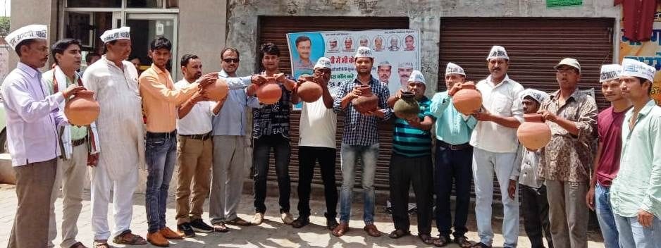 Matkas were burnt in protest against the scam in Jal Jeevan Mission