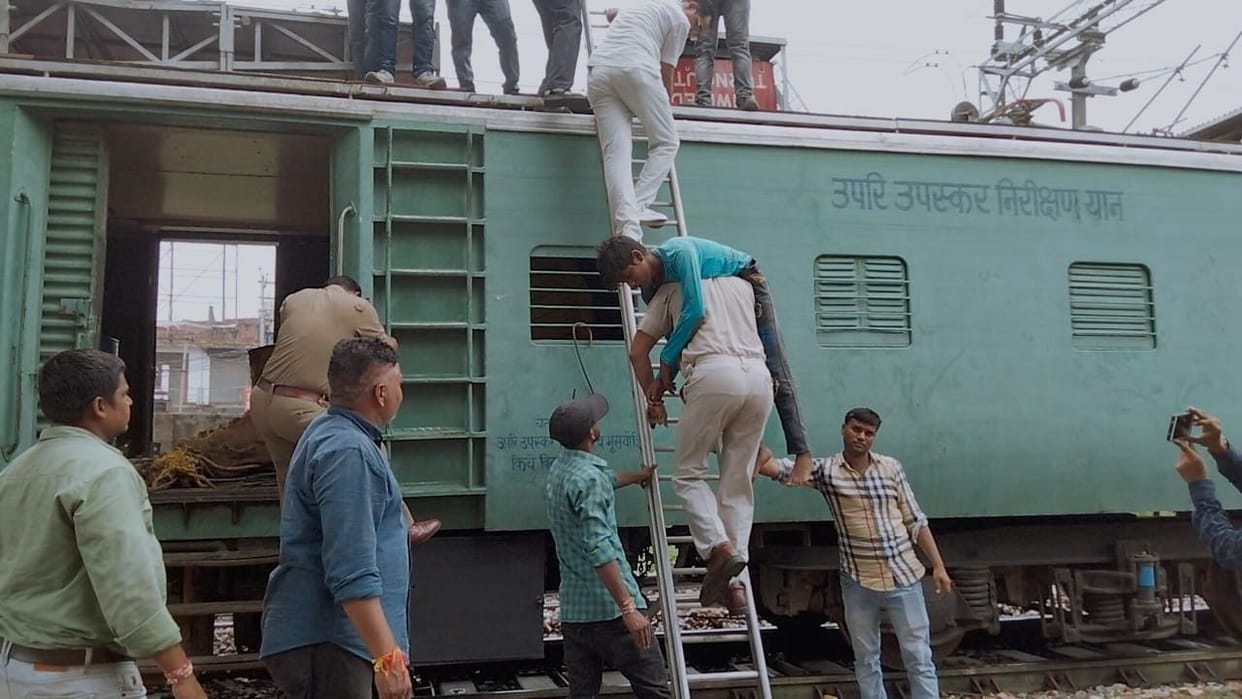 Aligarh: When scolded for drug addiction, climbed on the pillar of the railway bridge to commit suicide, then landed in fear