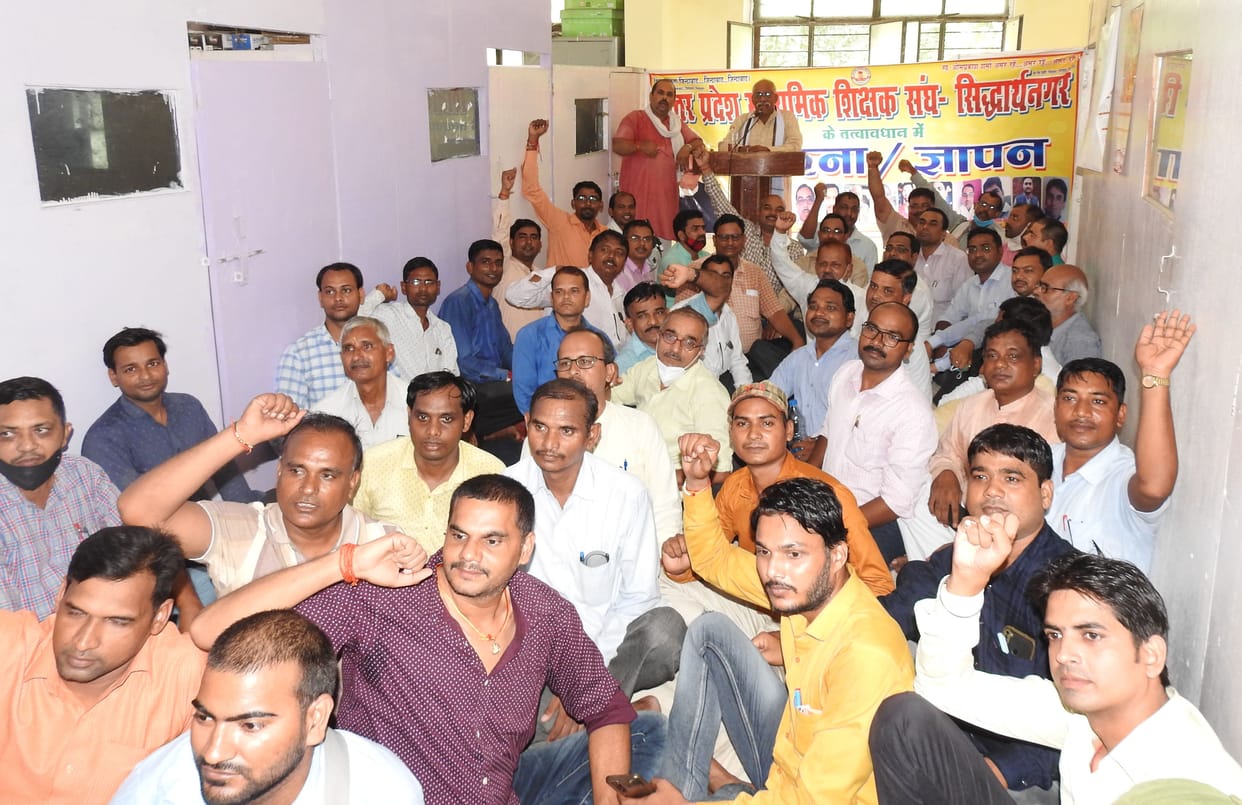 Secondary school teachers protest at DIOS office