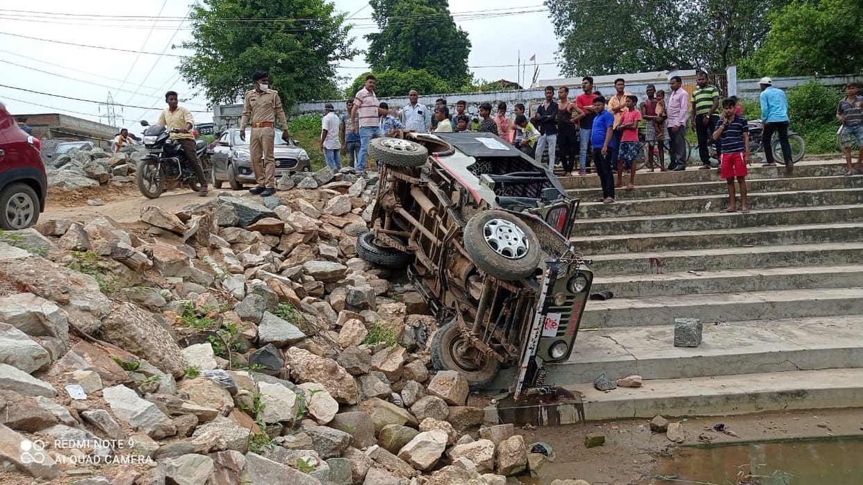 jeep overturned in louva river after colliding with boulder in sonebhadra five people injured
