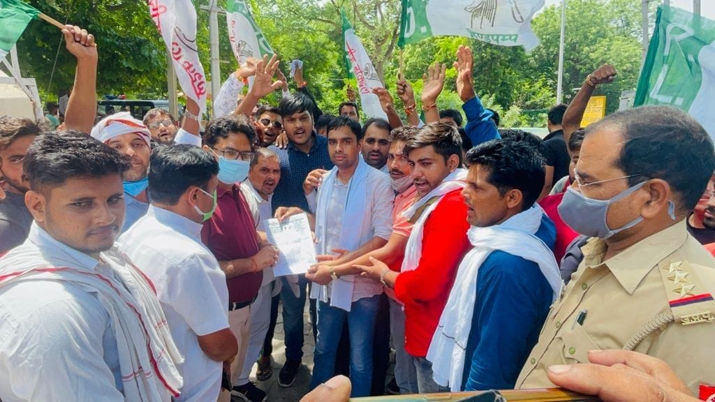 Mathura: Young RLD siege officers by demonstrating at Cantt powerhouse