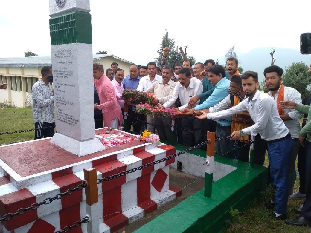 Salam paid tribute to the martyrs of revolution
