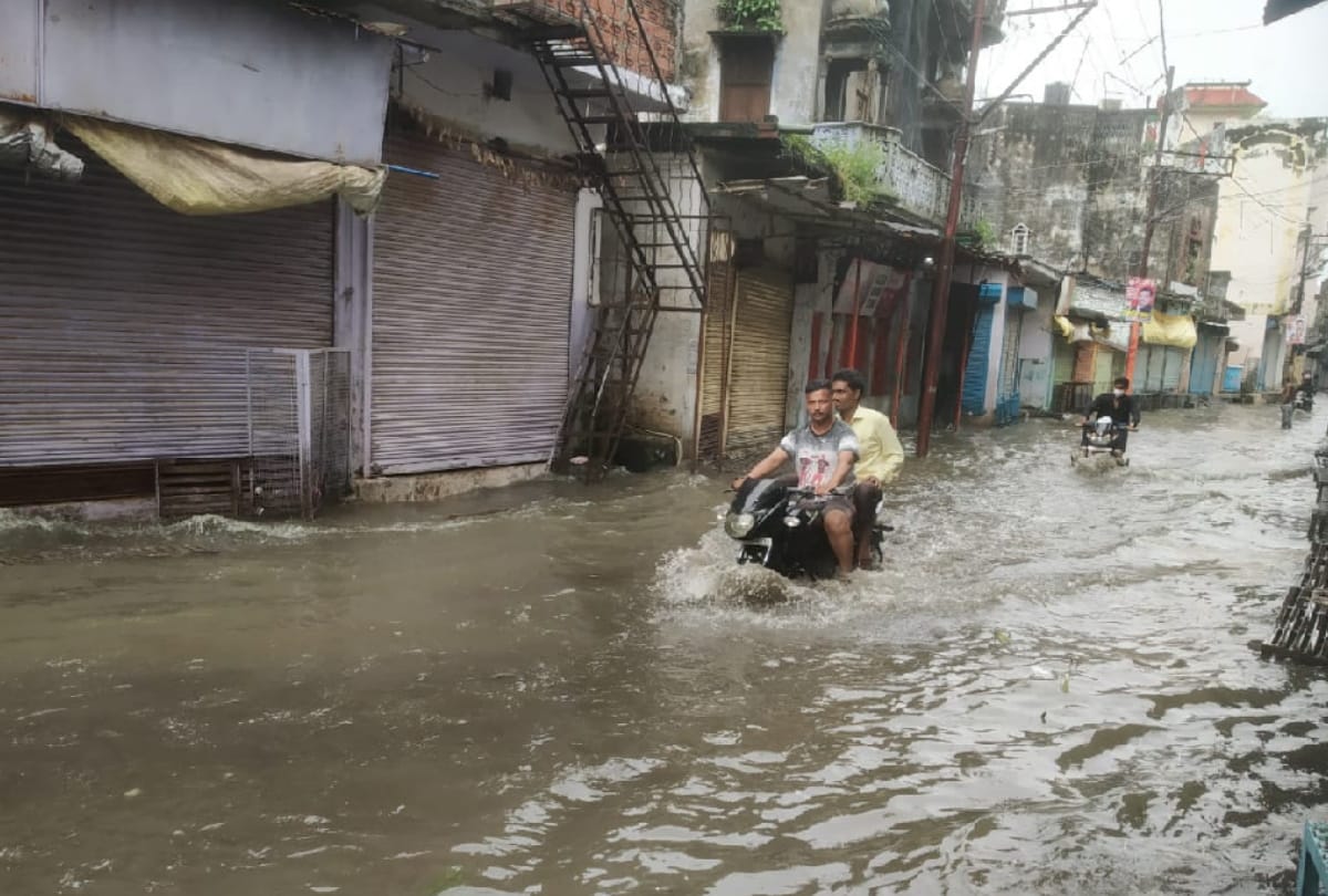 Angry people protested against waterlogging in Gorakhpur and expressed displeasure