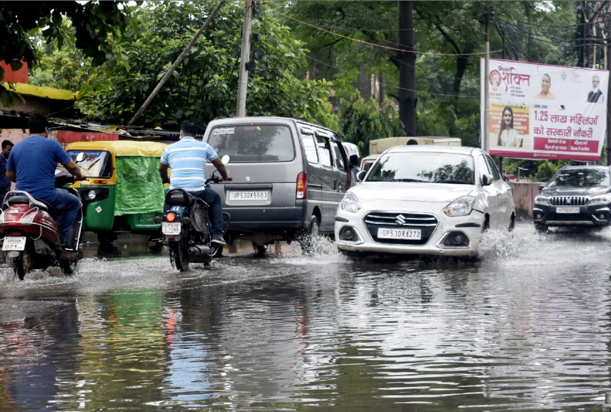 Angry people protested against waterlogging in Gorakhpur and expressed displeasure