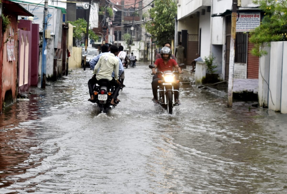 Angry people protested against waterlogging in Gorakhpur and expressed displeasure