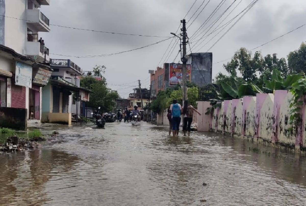 Angry people protested against waterlogging in Gorakhpur and expressed displeasure