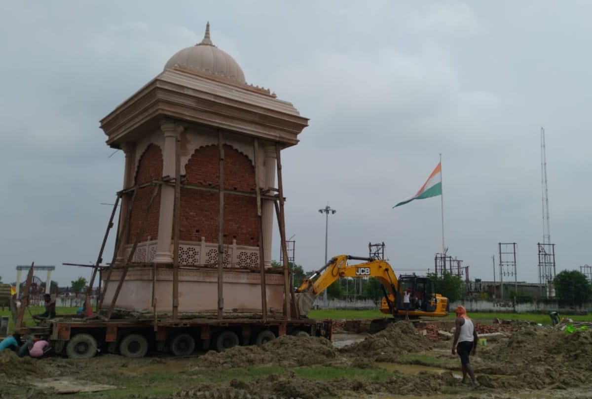 Trala sunk while shifting new statue of Digvijaynath in Gorakhpur