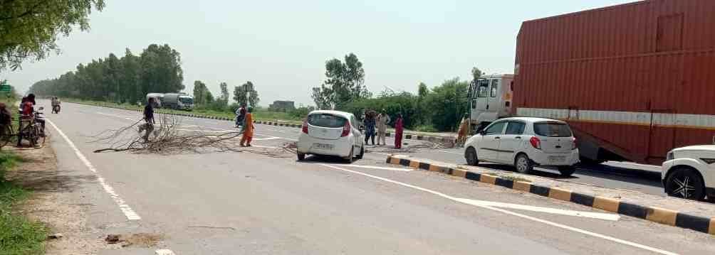 Women blocked the highway due to the supply of contaminated water