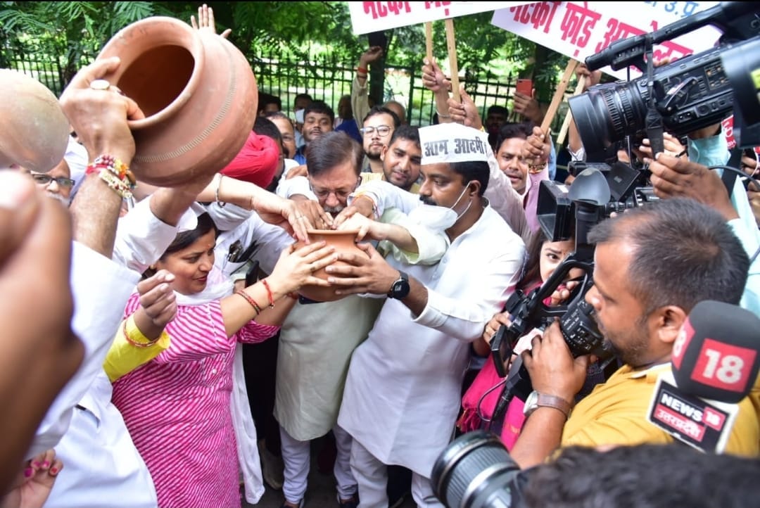 AAP protested against Jal Jeevan Mission scam by bursting pot