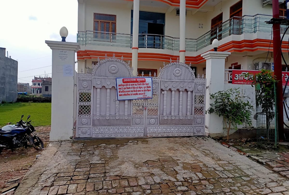 PDA sealed illegal construction in Jhunsi, masons and laborers fled leaving goods