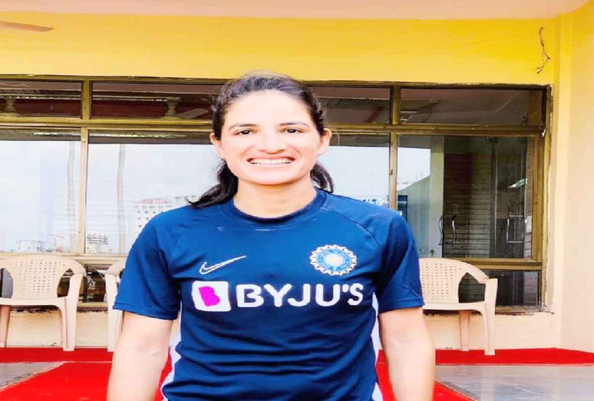 Renuka singh thakur Played cricket with boys in village, now will fulfill her father's dream in Australia