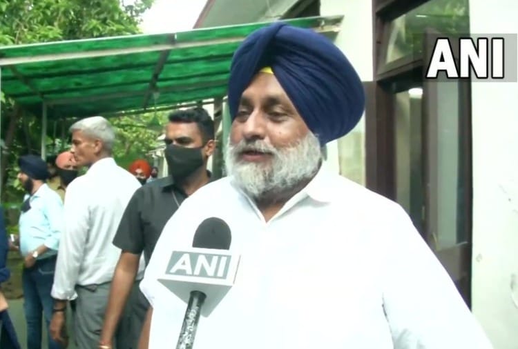 Navjot Singh Sidhu and Capt Amarinder Singh fighting with each other says Sukhbir badal