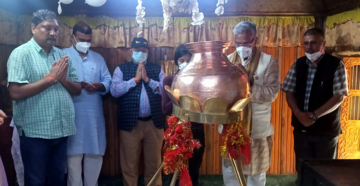 Trivendra offered prayers at Vishwanath temple