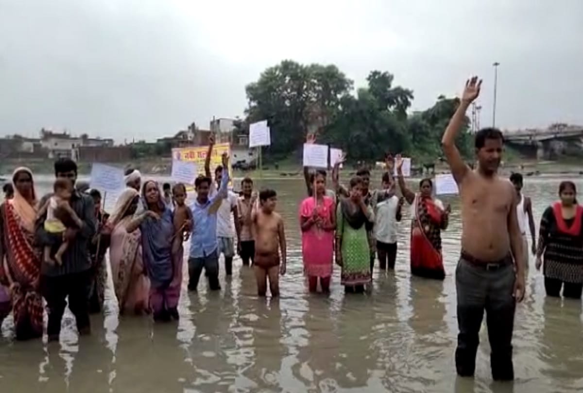 locals protest inside Khannaut River in Shahjahanpur says compelled to do so