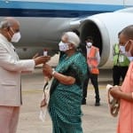 राष्ट्रपति का स्वागत करतीं राज्यपाल आनंदीबेन पटेल व मुख्यमंत्री योगी आदित्यनाथ।
