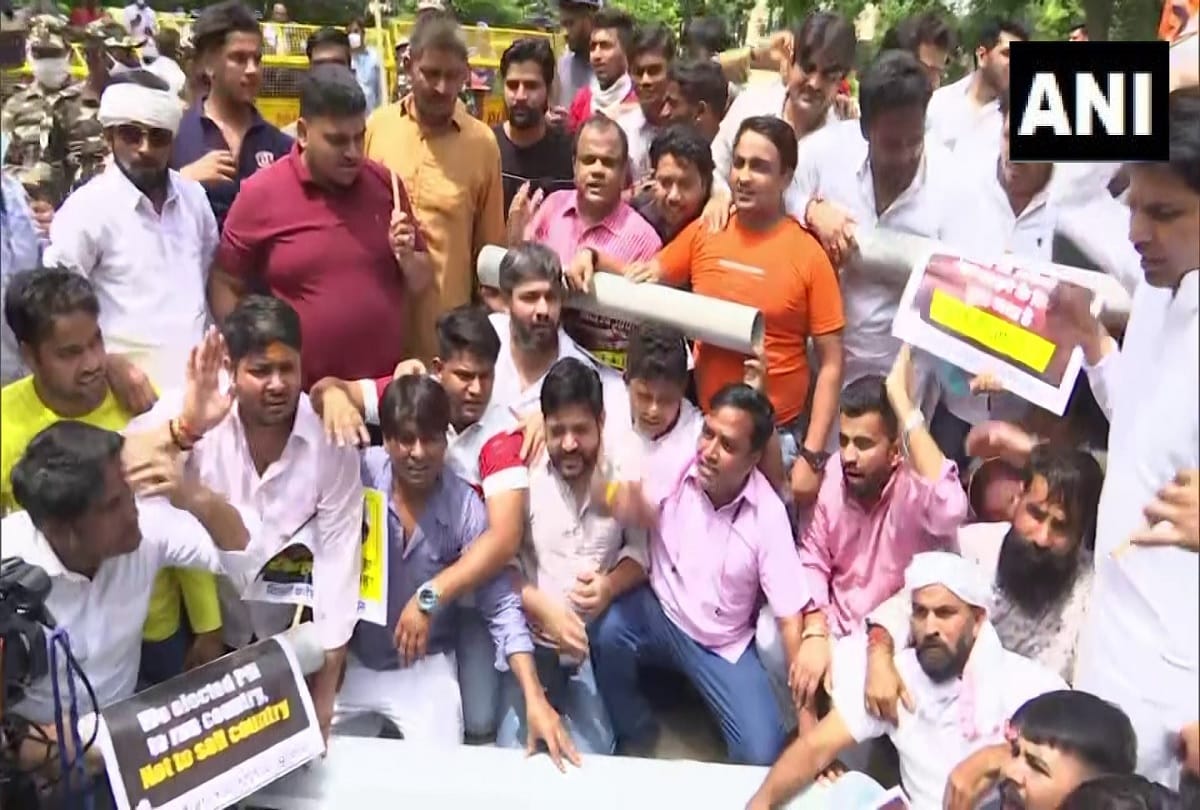 Youth Congress workers protest against National Monetisation Pipeline plan outside Shastri Bhawan