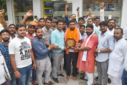 युवा पर्वतारोही नीतीश सिंह का गोरखपुर में जोरदार स्वागत हुआ।