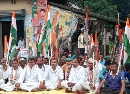 Congress adamant on payment of outstanding sugarcane price, staged a sit-in