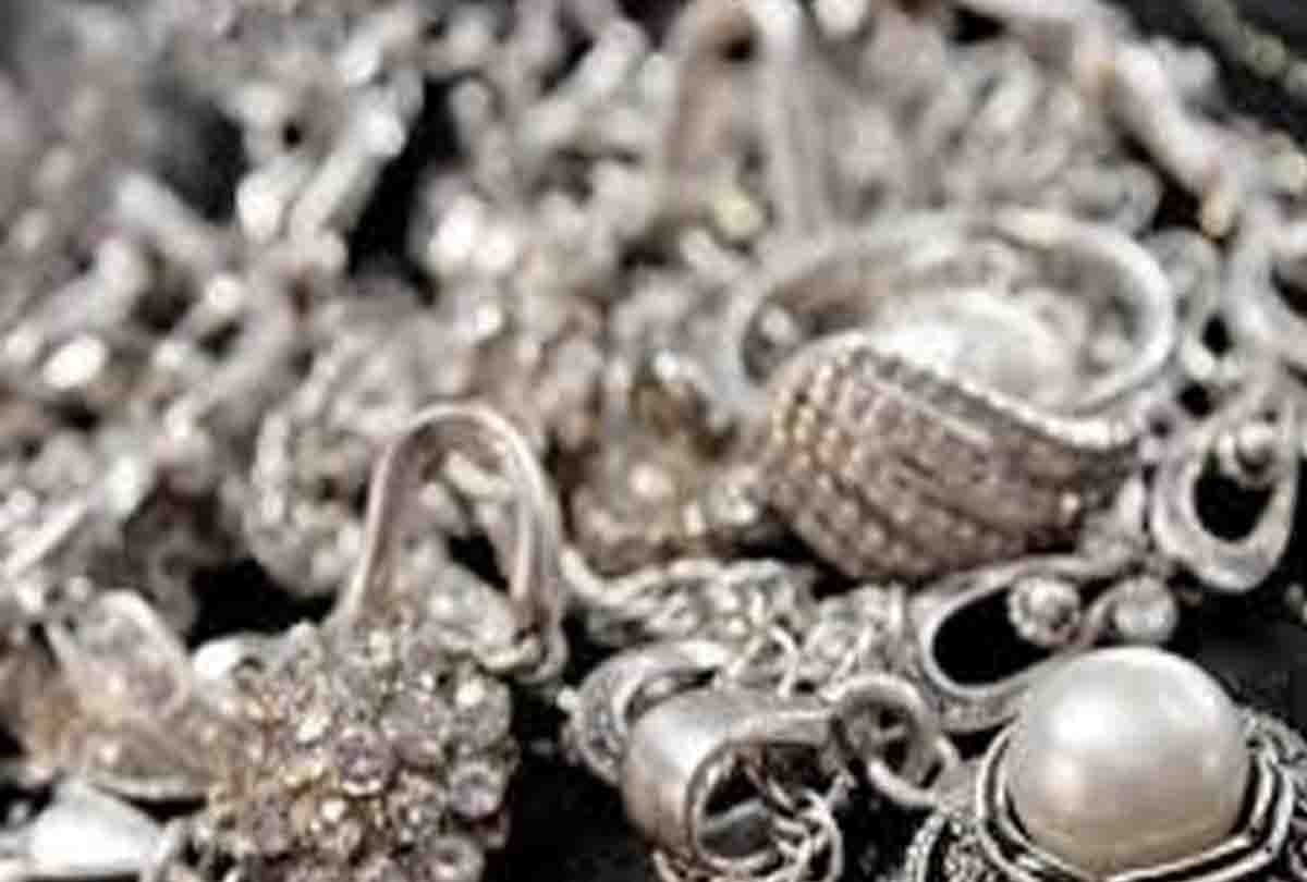 Fatehpur: One and a half kg Silver jewellery found in the temple