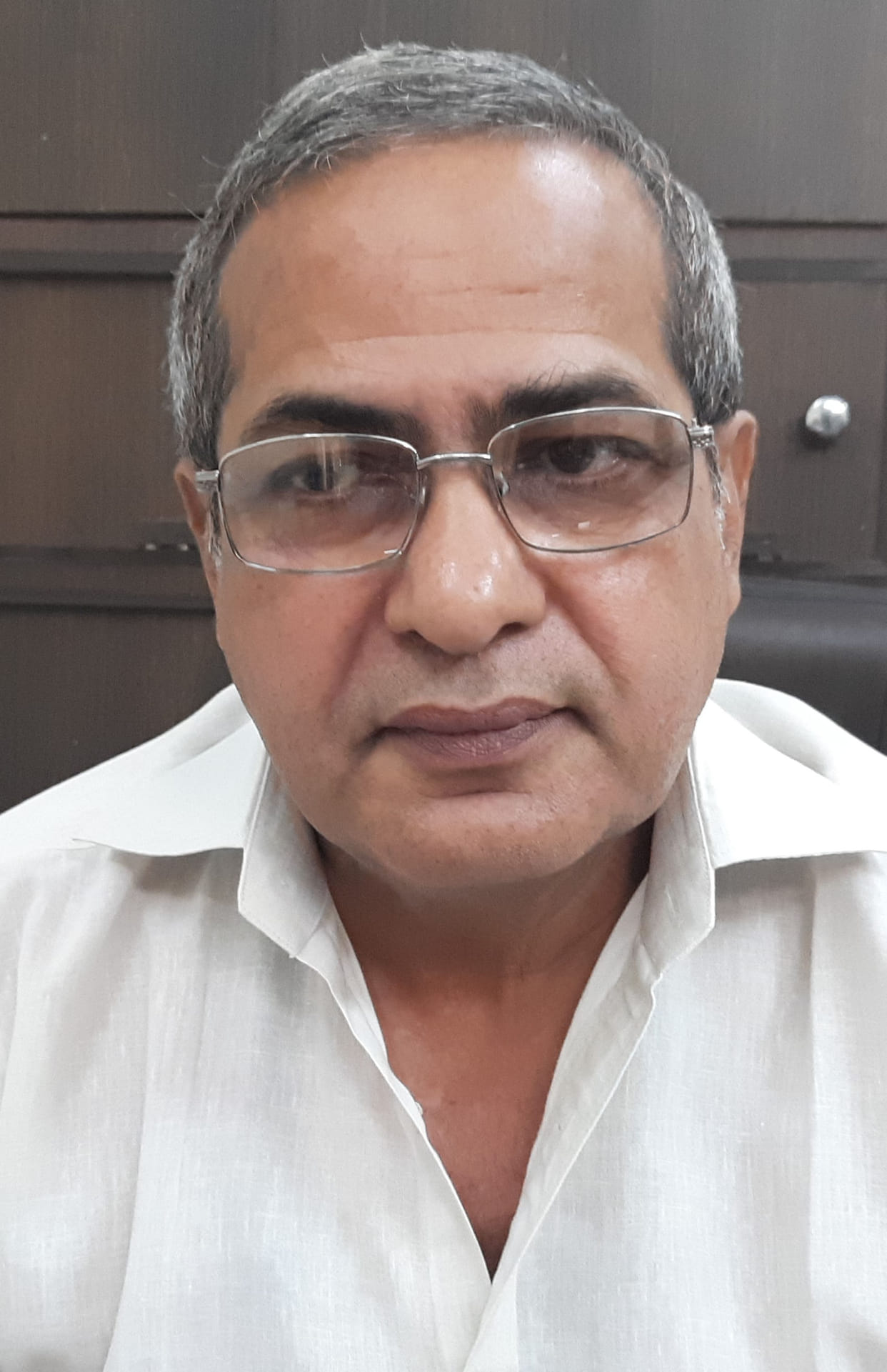 Studied Engineering, Entrepreneur by profession... but proficiency in writing in Hindi
