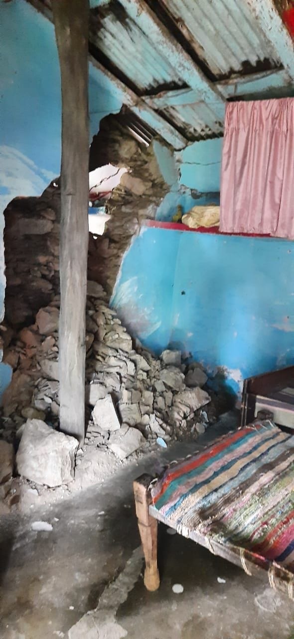 The mountain is slipping in Amgarhi, 30 families are in panic