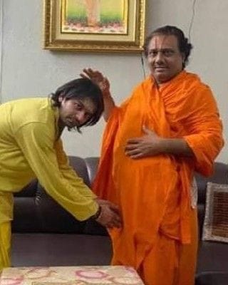Hathras: Lalu Yadav's son Tej Pratap took blessings from Acharya Ballabh ji