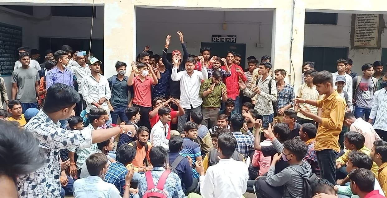 students protest, incomplete marksheet
